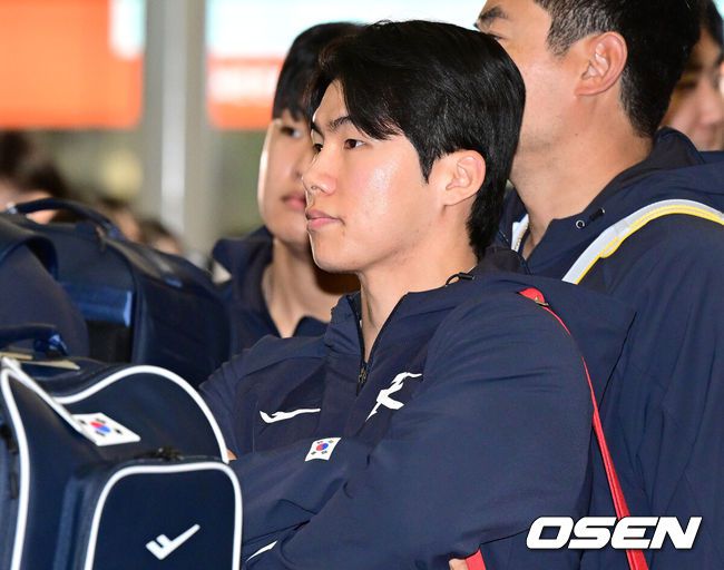 [OSEN=인천공항, 최규한 기자] 류지현 감독이 이끄는 한국 야구대표팀이 오는 3월 열리는 WBC를 준비하기 위해 9일 오전 인천공항을 통해 미국령 사이판으로 출국했다.류지현호는 9일부터 21일까지 사이판에서 1차 전지훈련 담금질에 나선다.대표팀 김혜성을 비롯한 선수들이 출국 수속을 밟고 있다. 2026.01.09 / dreamer@osen.co.kr