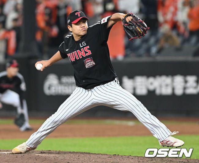 [OSEN=대전, 손용호 기자] 30일 대전 한화생명볼파크에서 2025 신한 SOL Bank KBO리그 포스트시즌 한국시리즈 4차전 한화 이글스와 LG 트윈스의 경기가 열렸다.이날 경기에 한화는 와이스를, LG는 치리노스를 선발투수로 내세웠다. 7회말 LG 장현식이 투구하고 있다.  2025.10.30/spjj@osen.co.kr