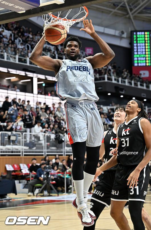 [OSEN=수원, 민경훈 기자] 11일 오후 수원 KT 소닉붐 아레나에서 2025-2026 LG전자 프로농구 수원 KT 소닉붐과 울산 현대모비스 피버스의 경기가 열렸다.수원 KT는 15승 16패로 6위, 울산 현대모비스는 10승 20패로 8위를 기록 중이다.1쿼터 현대모비스 이그부누가 투핸드 덩크슛에 성공하고 있다. 2026.01.11 /rumi@osen.co.kr