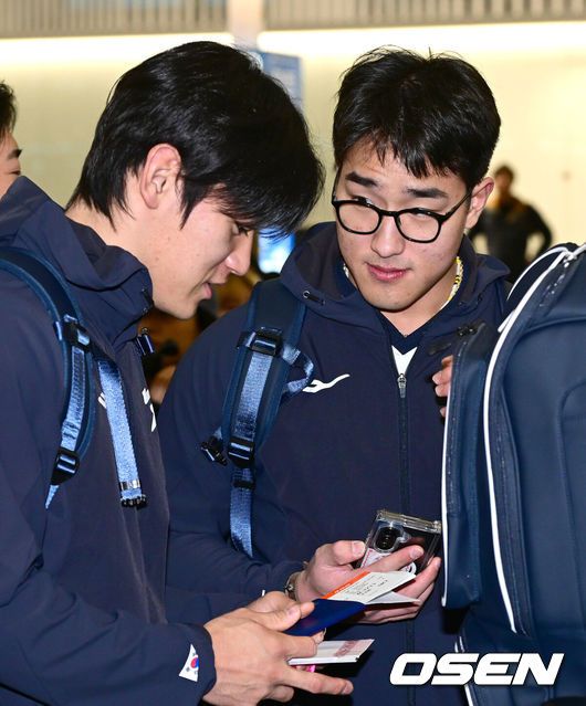 [OSEN=인천공항, 최규한 기자] 류지현 감독이 이끄는 한국 야구대표팀이 오는 3월 열리는 WBC를 준비하기 위해 9일 오전 인천공항을 통해 미국령 사이판으로 출국했다.류지현호는 9일부터 21일까지 사이판에서 1차 전지훈련 담금질에 나선다.대표팀 안현민과 김도영이 출국 수속을 준비하며 대화를 나누고 있다. 2026.01.09 / dreamer@osen.co.kr