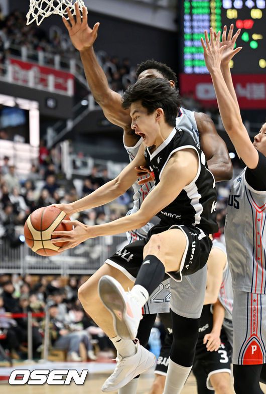 [OSEN=수원, 민경훈 기자] 11일 오후 수원 KT 소닉붐 아레나에서 2025-2026 LG전자 프로농구 수원 KT 소닉붐과 울산 현대모비스 피버스의 경기가 열렸다.수원 KT는 15승 16패로 6위, 울산 현대모비스는 10승 20패로 8위를 기록 중이다.4쿼터 KT 윌리엄스가 강성욱이 공중에서 슛 모션 중 패스로 연결하고 있다. 2026.01.11 /rumi@osen.co.kr