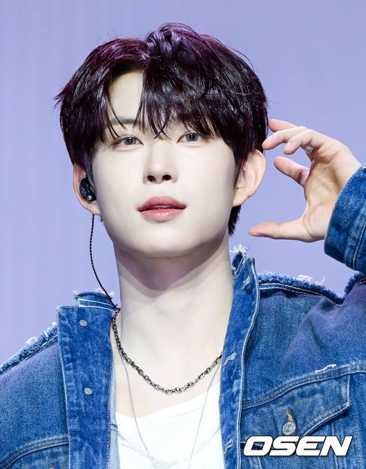 [OSEN=조은정 기자] 알파드라이브원 미니 1집 ‘EUPHORIA’ 발매 기념 미디어 쇼케이스가 12일 서울 용산구 블루스퀘어에서 열렸다.알파드라이브원의 데뷔 앨범인 미니 1집 ‘EUPHORIA’에는 선공개곡 ‘FORMULA’(포뮬러)와 타이틀곡 ‘FREAK ALARM’(프릭 알람)을 비롯해 ‘Raw Flame’(로우 플레임), ‘Chains’(체인스), ‘Never Been 2 Heaven’(네버 빈 투 헤븐), ‘Cinnamon Shake’(시나몬 셰이크)까지 총 6곡이 수록됐다.알파드라이브원 건우가 포즈를 취하고 있다.  2026.01.12 /cej@osen.co.kr