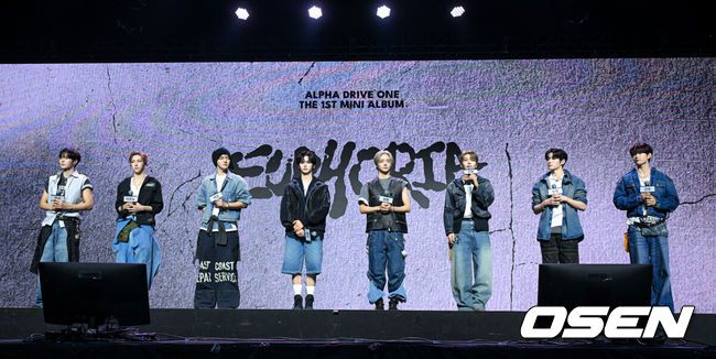 [OSEN=조은정 기자] 알파드라이브원 미니 1집 ‘EUPHORIA’ 발매 기념 미디어 쇼케이스가 12일 서울 용산구 블루스퀘어에서 열렸다.알파드라이브원의 데뷔 앨범인 미니 1집 ‘EUPHORIA’에는 선공개곡 ‘FORMULA’(포뮬러)와 타이틀곡 ‘FREAK ALARM’(프릭 알람)을 비롯해 ‘Raw Flame’(로우 플레임), ‘Chains’(체인스), ‘Never Been 2 Heaven’(네버 빈 투 헤븐), ‘Cinnamon Shake’(시나몬 셰이크)까지 총 6곡이 수록됐다.알파드라이브원이 인사를 하고 있다.  2026.01.12 /cej@osen.co.kr