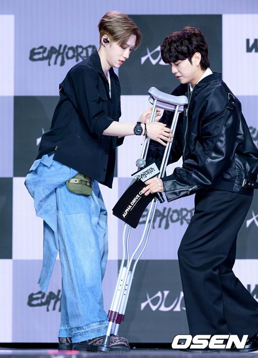 [OSEN=조은정 기자] 알파드라이브원 미니 1집 ‘EUPHORIA’ 발매 기념 미디어 쇼케이스가 12일 서울 용산구 블루스퀘어에서 열렸다.알파드라이브원의 데뷔 앨범인 미니 1집 ‘EUPHORIA’에는 선공개곡 ‘FORMULA’(포뮬러)와 타이틀곡 ‘FREAK ALARM’(프릭 알람)을 비롯해 ‘Raw Flame’(로우 플레임), ‘Chains’(체인스), ‘Never Been 2 Heaven’(네버 빈 투 헤븐), ‘Cinnamon Shake’(시나몬 셰이크)까지 총 6곡이 수록됐다.알파드라이브원 아르노가 포즈를 취하기 위해 목발을 건네고 있다.  2026.01.12 /cej@osen.co.kr