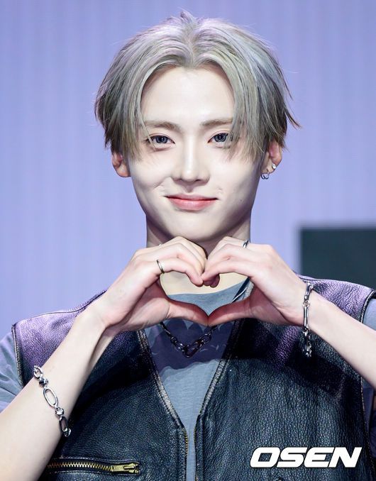 [OSEN=조은정 기자] 알파드라이브원 미니 1집 ‘EUPHORIA’ 발매 기념 미디어 쇼케이스가 12일 서울 용산구 블루스퀘어에서 열렸다.알파드라이브원의 데뷔 앨범인 미니 1집 ‘EUPHORIA’에는 선공개곡 ‘FORMULA’(포뮬러)와 타이틀곡 ‘FREAK ALARM’(프릭 알람)을 비롯해 ‘Raw Flame’(로우 플레임), ‘Chains’(체인스), ‘Never Been 2 Heaven’(네버 빈 투 헤븐), ‘Cinnamon Shake’(시나몬 셰이크)까지 총 6곡이 수록됐다.알파드라이브원 상원이 포즈를 취하고 있다.  2026.01.12 /cej@osen.co.kr