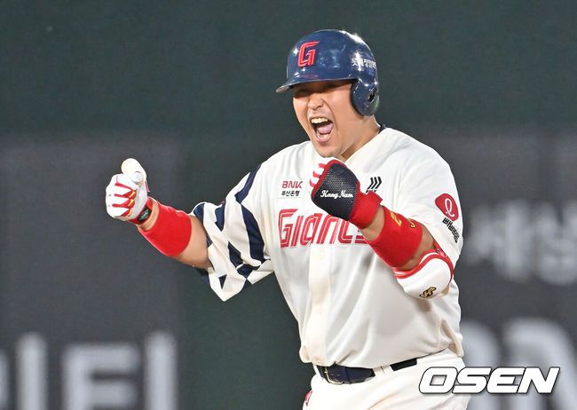 [OSEN=부산, 이석우 기자] 17일 부산 사직야구장에서 2025 신한 SOL 뱅크 KBO 리그 롯데 자이언츠와 삼성 라이온즈의 경기가 열렸다. 홈팀 롯데는 감보아가, 방문팀 삼성은 이승현이 선발 출전했다.롯데 자이언츠 유강남이 7회말 우중간 2루타를 치고 환호하고 있다. 2025.08.17 / foto0307@osen.co.kr