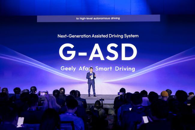 CES 2026현장에서 풀 모메인AI 2.0과G-ASD에대 설명 중인 제리 간CEO.