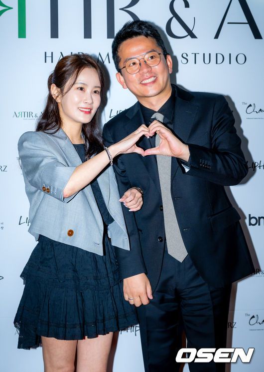 [OSEN=민경훈 기자] 김준호-김지민 커플이 22일 오후 서울 강남구 청담동의 한 카페에서 진행된 헤어 브랜드 오프닝 파티 포토콜 행사에 참여했다.김지민와 김지민은 7월 결혼을 앞두고 있다.김준호 김지민 커플이 입장하며 포즈를 취하고 있다. 2025.04.22 / rumi@osen.co.kr