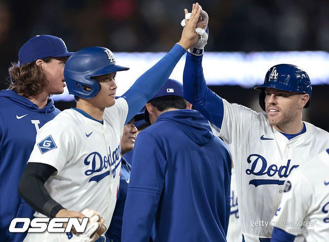 [사진] LA 다저스 오타니 쇼헤이(왼쪽)가 끝내기를 치고 난 뒤 프레디 프리먼과 기뻐하고 있다. ⓒGettyimages(무단전재 및 재배포 금지)