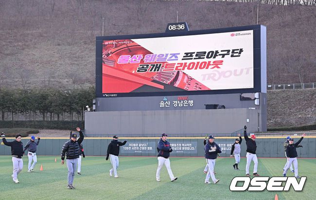 [OSEN=울산, 이석우 기자] 13일 울산 문수야구장에서 울산 웨일즈 트라이아웃이 열렸다. 정원 35명 모집에 무려 230명이 지원한 KBO 퓨처스리그 최초의 시민구단 울산 웨일즈는 13·14일 이틀간의 트라이아웃을 거쳐 15일 합격자를 발표한다.울산 웨일즈 트라이아웃에 참석한 선수들이 몸을 풀고 있다. 2026.01.13 / foto0307@osen.co.kr