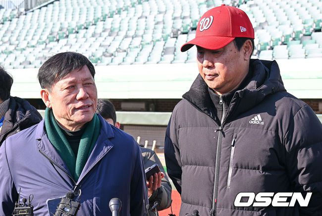 [OSEN=울산, 이석우 기자] 13일 울산 문수야구장에서 울산 웨일즈 트라이아웃이 열렸다. 정원 35명 모집에 무려 230명이 지원한 KBO 퓨처스리그 최초의 시민구단 울산 웨일즈는 13·14일 이틀간의 트라이아웃을 거쳐 15일 합격자를 발표한다.허구연 KBO 총재와 울산 웨일즈 장원진 감독이 얘기를 하고 있다. 2026.01.13 / foto0307@osen.co.kr