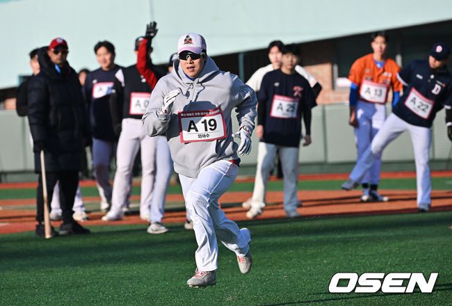 [OSEN=울산, 이석우 기자] 13일 울산 문수야구장에서 울산 웨일즈 트라이아웃이 열렸다. 정원 35명 모집에 무려 230명이 지원한 KBO 퓨처스리그 최초의 시민구단 울산 웨일즈는 13·14일 이틀간의 트라이아웃을 거쳐 15일 합격자를 발표한다.전 키움 히어로즈 외야수 김동엽이 트라이아웃에 참가하고 있다. 2026.01.13 / foto0307@osen.co.kr