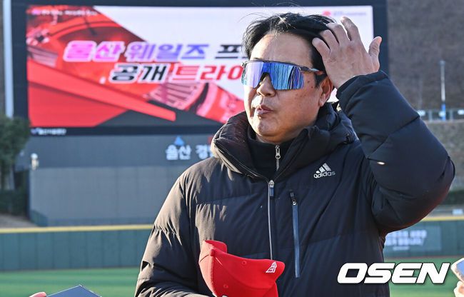 [OSEN=울산, 이석우 기자] 13일 울산 문수야구장에서 울산 웨일즈 트라이아웃이 열렸다. 정원 35명 모집에 무려 230명이 지원한 KBO 퓨처스리그 최초의 시민구단 울산 웨일즈는 13·14일 이틀간의 트라이아웃을 거쳐 15일 합격자를 발표한다.울산 웨일즈 장원진 감독이 트라이아웃에서 인터뷰를 하고 있다. 2026.01.13 / foto0307@osen.co.kr