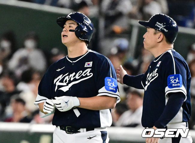 [OSEN=도쿄(일본), 조은정 기자]15일 일본 도쿄돔에서 ‘2025 NAVER K-BASEBALL SERIES’ 대한민국과 일본의 1차전 경기가 열렸다.한국은 곽빈, 일본은 소타니 류헤이를 선발투수로 내세웠다.6회초 2사 1루에서 대한민국 노시환이 2루땅볼로 물러나며 아쉬워하고 있다. 2025.11.15. /cej@osen.co.kr