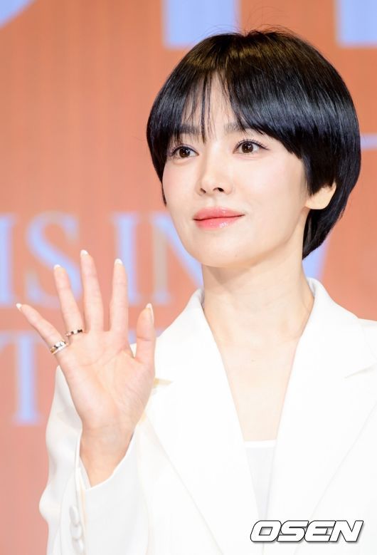 [OSEN=조은정 기자]14일 오전 서울 삼성동 웨스틴 서울 파르나스 에서 글로벌 메디컬 에스테틱 브랜드의 아시아퍼시픽 앰배서더 및 캠페인 공개 행사가 열렸다.  송혜교는 최근 넷플릭스 시리즈 '천천히 강렬하게' 촬영을 마쳤다. '천천히 강렬하게'는 야만과 폭력이 판치던 1960~80년대 한국 연예계를 배경으로, 가진 건 없지만 빛나는 성공을 꿈꾸며 온몸을 던졌던 이들의 성장 스토리를 그린 이야기.  배우 송혜교가 포즈를 취하고 있다. 2026.01.14 /cej@osen.co.kr