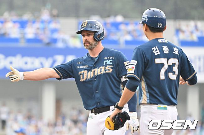 [OSEN=대구, 이석우 기자] 6일 대구 삼성라이온즈파크에서 2025 신한 SOL뱅크 KBO 와일드카드 결정전 삼성 라이온즈와 NC 다이노스의 경기가 열렸다. 홈팀 삼성은 후라도가 방문팀 NC는 구창모가 선발 투수로 출전했다.NC 다이노스 데이비슨이 1회초 1사 1,2루 중견수 오른쪽 1타점 안타를 치고 세리머니를 하고 있다. 2025.10.06 / foto0307@osen.co.kr