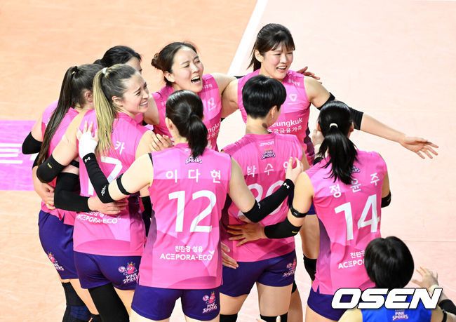 [OSEN=인천, 이대선 기자] 흥국생명은 14일 오후 인천 삼산월드체육관에서 열린 진에어 2025-2026 V-리그 한국도로공사와의 경기에서 세트 스코어 3-1(23-25, 25-22, 29-27, 25-0)로 승리했다.흥국생명은 3연승을 달렸다.경기 종료 후 흥국생명 선수들이 승리의 기쁨을 나누고 있다. 2026.01.14 /sunday@osen.co.kr