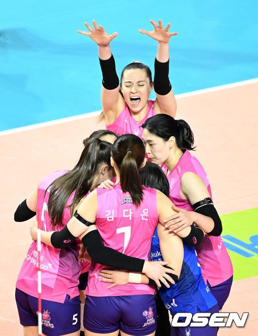 [OSEN=인천, 이대선 기자] 14일 오후 인천 삼산월드체육관에서 프로배구 진에어 2025~26 V리그 흥국생명과 한국도로공사의 경기가 열렸다.흥국생명은 11승 10패로 3위, 한국도로공사는 승점 17승 4패로 1위를 기록하고 있다.1세트 흥국생명 선수들이 득점에 환호하고 있다. 2026.01.14 /sunday@osen.co.kr