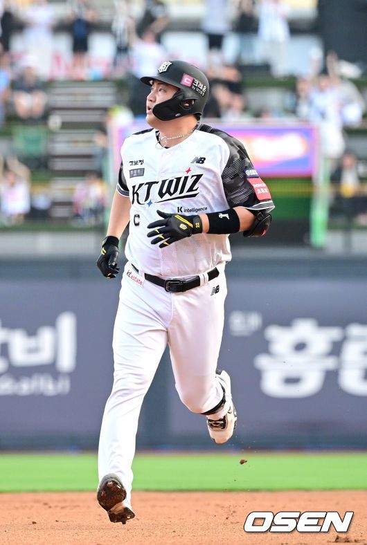 [OSEN=수원, 최규한 기자] 26일 수원 KT위즈파크에서 ‘2025 신한 SOL Bank KBO리그’ KT 위즈와 LG 트윈스의 경기가 열렸다.홈팀 KT는 소형준, 방문팀 LG는 임찬규를 선발로 내세운다.4회말 1사 1루 상황 KT 장성우가 선제 좌월 투런포를 날리고 그라운드를 돌고 있다. 2025.06.26 / dreamer@osen.co.kr