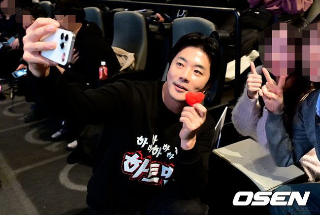 [OSEN=이대선 기자] ‘히트맨2’ 무대인사 도중 권상우가 무릎을 꿇고 관객에게 진심을 전하고 있다