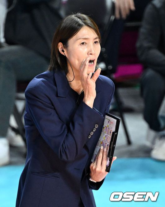 [OSEN=인천, 이대선 기자] 14일 오후 인천 삼산월드체육관에서 프로배구 진에어 2025~26 V리그 흥국생명과 한국도로공사의 경기가 열렸다.흥국생명은 11승 10패로 3위, 한국도로공사는 승점 17승 4패로 1위를 기록하고 있다.1세트 흥국생명 요시하라 토모코 감독이 작전을 지시하고 있다. 2026.01.14 /sunday@osen.co.kr