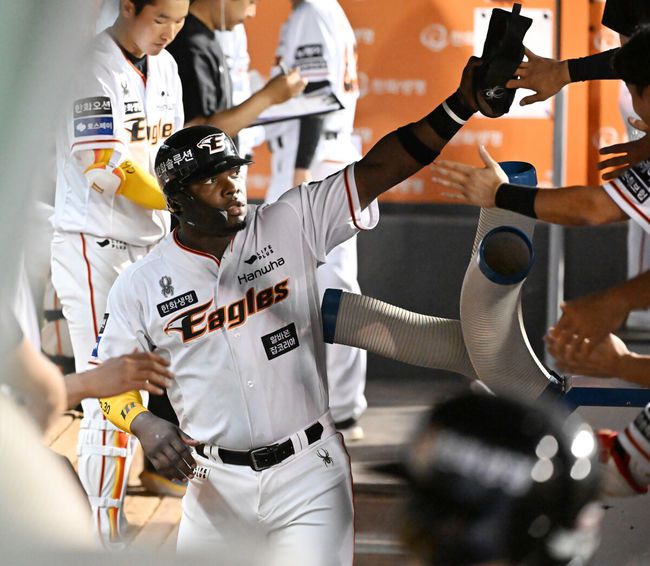 [OSEN=대전, 민경훈 기자] 25일 대전 중구 한화생명이글스파크에서 ‘2024 신한 SOL Bank KBO리그’ 한화 이글스와 두산 베어스의 경기가 열렸다.이날 홈팀 한화는 와이스, 원정팀 두산은 최원준을 선발로 내세웠다.5회말 2사 주자 2,3루 한화 채은성의 좌익수 앞 2타점 적시타때 홈을 밟은 페라자가 덕아웃에서 동료들과 하이파이브를 하고 있다. 2024.06.25 / rumi@osen.co.kr