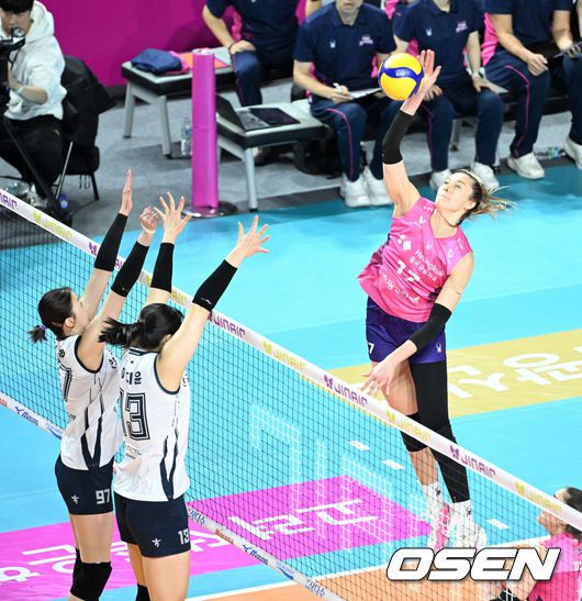 [OSEN=인천, 이대선 기자] 14일 오후 인천 삼산월드체육관에서 프로배구 진에어 2025~26 V리그 흥국생명과 한국도로공사의 경기가 열렸다.흥국생명은 11승 10패로 3위, 한국도로공사는 승점 17승 4패로 1위를 기록하고 있다.1세트 흥국생명 레베카가 공격을 시도하고 있다. 2026.01.14 /sunday@osen.co.kr