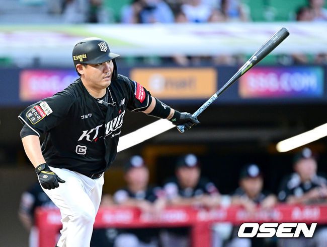 [OSEN=인천, 최규한 기자] 10일 인천 SSG랜더스필드에서 ‘2025 신한 SOL Bank KBO리그’ SSG 랜더스와 KT 위즈의 경기가 열렸다.홈팀 SSG는 드류 앤더슨, 방문팀 KT는 고영표를 선발로 내세웠다.5회초 무사 1루 상황 KT 장성우가 안타를 날리고 있다. 2025.07.10 / dreamer@osen.co.kr