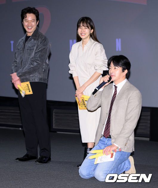 팬들과 눈높이를 맞추며 무릎을 꿇고 셀카 찍는 권상우