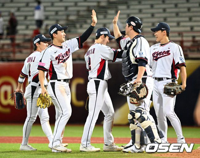 [OSEN=타이베이(대만), 이대선 기자] 도쿄행을 이대로 포기할 순 없다. ‘난적’ 도미니카공화국을 만난 류중일호가 약속의 8회를 앞세워 6점차를 뒤집는 대역전승을 거뒀다.류중일 감독이 이끄는 한국 야구대표팀은 16일 대만 타이베이 타이베이돔에서 펼쳐진 2024 WBSC 프리미어12 도미니카공화국과의 B조 조별예선 4차전에서 9-6 대역전승을 거뒀다.경기 종료 후 한국 선수들이 승리의 기쁨을 나누고 있다. 2024.11.16 /sunday@osen.co.kr