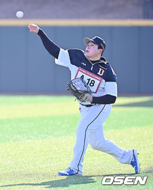 [OSEN=울산, 이석우 기자] 13일 울산 문수야구장에서 울산 웨일즈 트라이아웃이 열렸다. 정원 35명 모집에 무려 230명이 지원한 KBO 퓨처스리그 최초의 시민구단 울산 웨일즈는 13·14일 이틀간의 트라이아웃을 거쳐 15일 합격자를 발표한다.두산 베어스 외야수 국해성이 트라이아웃에 참가하고 있다. 2026.01.13 / foto0307@osen.co.kr