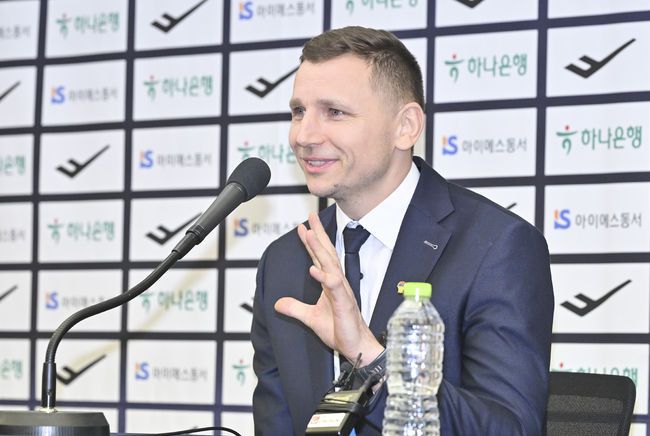 [OSEN=안양, 김성락 기자] 13일 오후 안양 정관장아레나에서 ‘하나은행 2025 남자농구 국가대표 평가전’ 대한민국과 일본의 두 번째 평가전이 열렸다. 대한민국은 지난 11일 열린 일본과의 첫 번째 평가전에서 91-77로 승리를 거뒀다. 1쿼터 대한민국 여준석이 점프슛을 시도하고 있다. 2025.07.13 / ksl0919@osen.co.kr