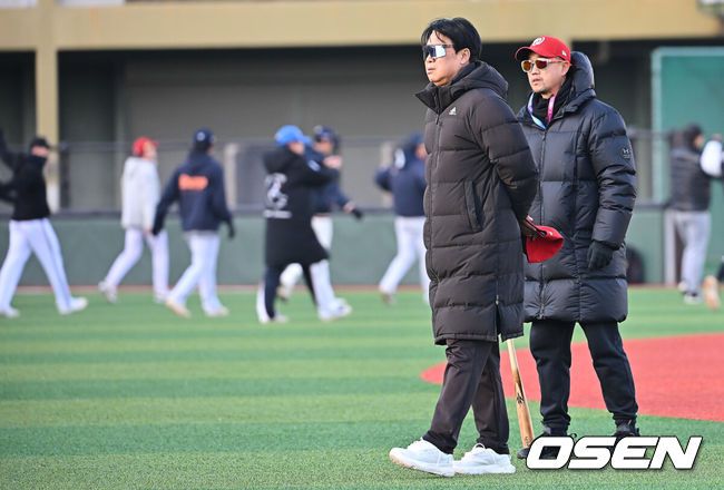 [OSEN=울산, 이석우 기자] 13일 울산 문수야구장에서 울산 웨일즈 트라이아웃이 열렸다. 정원 35명 모집에 무려 230명이 지원한 KBO 퓨처스리그 최초의 시민구단 울산 웨일즈는 13·14일 이틀간의 트라이아웃을 거쳐 15일 합격자를 발표한다.울산 웨일즈 장원진 감독과 코치들이 트라이아웃을 지켜보고 있다. 2026.01.13 / foto0307@osen.co.kr