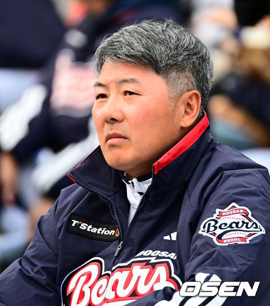 [OSEN=잠실, 지형준 기자] 프로야구 두산 베어스가 23일 오후 서울 잠실야구장에서 ‘2025곰들의 모임’을 개최했다.곰들의 모임은 한 시즌 동안 변함없는 응원을 보내준 최강10번타자 팬들에게 감사의 마음을 전하기 위해 마련된 팬 페스티벌이다.두산 김원형 감독이 행사를 지켜보고 있다. 2025.11.23 /jpnews@osen.co.kr