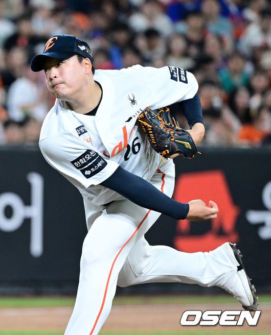 [OSEN=대전, 최규한 기자] 3일 대전 한화생명볼파크에서 ‘2025 신한 SOL Bank KBO리그’ 한화 이글스와 NC 다이노스의 경기가 열렸다.홈팀 한화는 코디 폰세, 방문팀 NC는 신민혁을 선발로 내세웠다.7회초 2사 1, 3루 상황 마운드에 오른 한화 한승혁이 힘차게 공을 뿌리고 있다. 2025.09.03 / dreamer@osen.co.kr