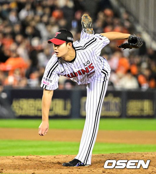 [OSEN=잠실, 이대선 기자] 27일 오후 서울 잠실야구장에서 2025 신한 SOL Bank KBO리그 포스트시즌 한국시리즈 2차전 LG 트윈스와 한화 이글스의 경기가 열렸다.LG는 임찬규, 한화는 류현진을 선발 투수로 내세웠다.4회초 1사에서 LG 김영우가 역투하고 있다. 2025.10.27 /sunday@osen.co.kr