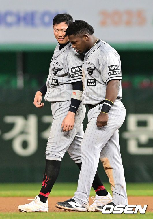 [OSEN=인천, 최규한 기자] 28일 오후 인천 SSG랜더스필드에서 ‘2024 신한 SOL Bank KBO리그’ SSG 랜더스와 한화 이글스의 경기가 열렸다.9회초 2사 만루 상황 한화 페라자의 직선타에 주자 하주석이 맞아 아웃되며 이닝이 종료됐다. 하주석의 상태를 살피는 페라자. 2024.03.28 / dreamer@osen.co.kr