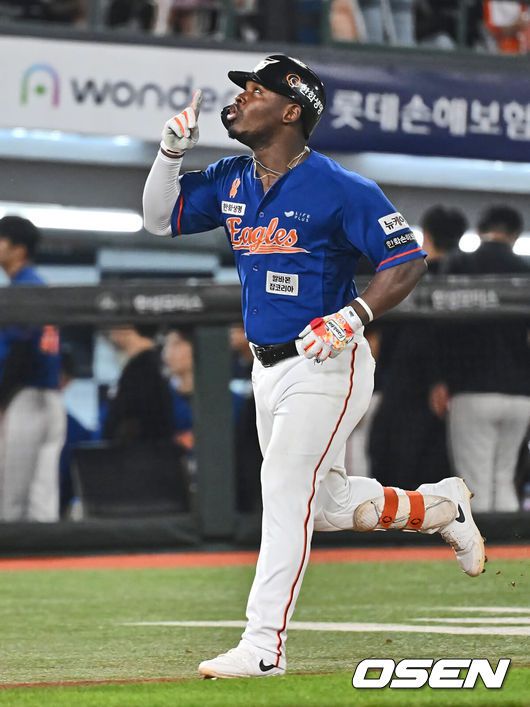 [OSEN=부산, 이석우 기자] 13일 부산 사직야구장에서 2024 신한 SOL 뱅크 KBO 리그 롯데 자이언츠와 한화 이글스의 경기가 열렸다. 홈팀 롯데는 박세웅이 선발 출전하고 한화는 류현진이 선발 출전했다.한화 이글스 페라자가 7회초 2사 2루 우월 2점 홈런을 치고 세리머니를 하고 있다. 2024.09.13 / foto0307@osen.co.kr