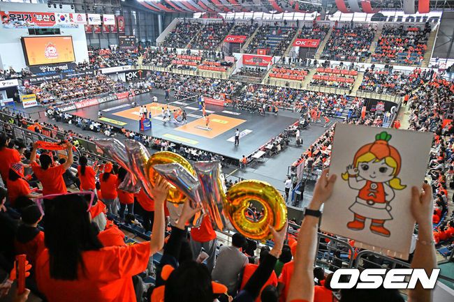 [OSEN=부산, 이석우 기자] 17일 부산 강서실내체육관에서 진에어 2025-2026 V리그 남자부 OK저축은행과 삼성화재의 경기가 열렸다. OK저축은행은 삼성화재전에서도 시즌 4번째 매진을 달성하며 뜨거운 홈 열기를 입증한 가운데, 최근 현대캐피탈전 3-0 셧아웃 승리를 포함해 홈 11경기에서 8승 3패의 압도적 강세를 바탕으로 신영철 감독 체제에서 11승 11패(승점 33점)로 5위를 달리고 있으며, 만원 관중 앞에서 삼성화재까지 잡아낼 경우 최근 3연승 흐름과 홈 2연승을 동시에 이어가며 플레이오프 진출권 도약의 발판을 마련할 수 있다.OK저축은행 팬들이 열기 가득 응원을 하고 있다. 2026.01.17 / foto0307@osen.co.kr