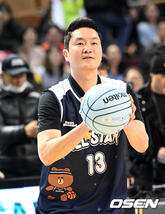 [OSEN=잠실, 이대선 기자] 18일 서울 잠실실내체육관에서 2025~2026시즌 LG전자 프로농구 올스타전이 열렸다.팬 투표와 선수단 투표, 감독 추천 선수로 이름을 올린 KBL  스타 24명이 유기상(LG)을 앞세운 '팀 브라운', 이정현(소노)이 선봉에 서는 '팀 코니'로 나뉘어 대결한다.전희철 감독이 3점슛 콘테스트에서 슛을 하고 있다. 2026.01.18 /sunday@osen.co.kr