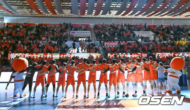 [OSEN=부산, 이석우 기자] 17일 부산 강서실내체육관에서 진에어 2025-2026 V리그 남자부 OK저축은행과 삼성화재의 경기가 열렸다. OK저축은행은 삼성화재전에서도 시즌 4번째 매진을 달성하며 뜨거운 홈 열기에 힘입어 세트 스코어 3-2로 짜릿한 역전승을 기록했다.OK저축은행 선수들이 5세트를 17-15로 승리한 후 팬들과 기쁨을 나누고 있다. 2026.01.17 / foto0307@osen.co.kr