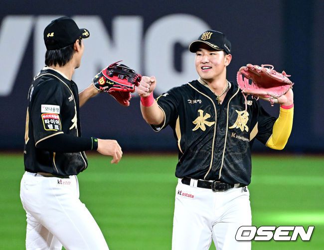 [OSEN=수원, 최규한 기자] 프로야구 KT 위즈가 한화 이글스 코디 폰세에게 첫 패전을 안기며 5위 자리를 사수했다.KT는 20일 수원 KT위즈파크에서 열린 2025 신한 SOL Bank KBO리그 한화와의 홈경기를 4-2로 승리했다.안현민이 시즌 21호 스리런 홈런 포함 3타수 2안타 4타점 1볼넷으로 맹타를 휘두르며폰세를 무너뜨렸다. 폰세는 5이닝 4실점으로 개막 이후 최다 17연승을 마감,시즌 28경기 만에 첫 패전을 당했다.경기를 마치고 승리한 KT 외야수 안현민과 장진혁이 인사를 나누고 있다. 2025.09.20 / dreamer@osen.co.kr
