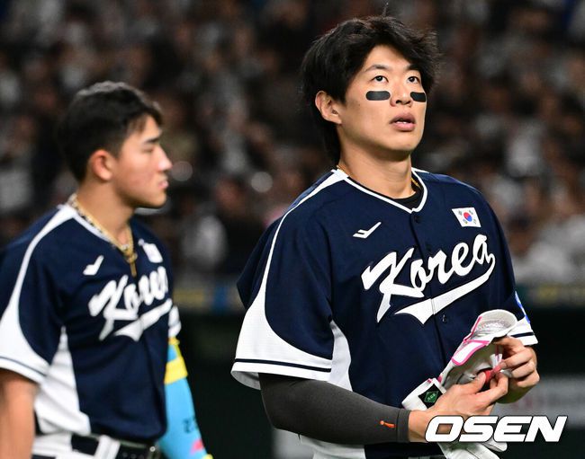 [OSEN=도쿄(일본), 조은정 기자] 한국 야구 대표팀이 한일전 첫 번째 경기에서 뼈아픈 역전패를 허용했다. 2023년 WBC(월드베이스볼클래식)에 이어서 또 한 번 마운드의 차이를 여실히 느꼈다.한국은 15일 일본 도쿄도 도쿄돔에서 열린 ‘2025 NAVER K-BASEBALL SERIES’ 일본과의 1차전에서 4-11역전패를 당했다. 이날 패배로 한국은 성인 대표팀 경기에서 2015년 프리미어12 준결승 4-3 승리 이후일본에 10연패(아시안게임 제외)를 당하고 말았다.안현민, 송성문이 패배에 아쉬워하고 있다. 2025.11.15. /cej@osen.co.kr
