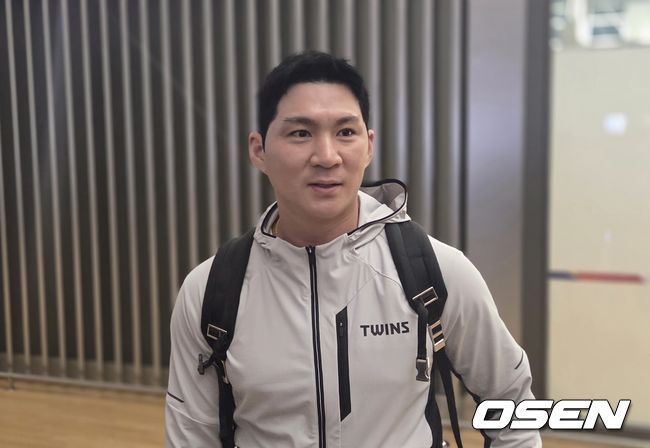 [OSEN=대전, 이대선 기자] 이변은 없었다. 2025시즌 우승팀은 무적 LG 트윈스다.프로야구 LG 트윈스는 31일 대전 한화생명볼파크에서 열린 2025 신한 SOL뱅크 KBO 한국시리즈(7전 4선승제) 한화 이글스와의 5차전에서 4-1로 승리했다.정규시즌 1위 LG는 시리즈 전적 4승 1패로 통합우승 금자탑을 쌓았다. LG의 통합우승은 1990년, 1994년, 2023년에 이은 통산 4번째로, 염경엽 감독은 2023년 부임 후 3년 사이 팀을 두 차례나 정상에올려놓는 위대한 업적을 달성했다. 2023년 1위, 2024년 3위, 2025년 1위로 KBO리그에 트윈스 왕조 시대를 활짝 열었다.반면 2위 한화는 플레이오프를 거쳐 2006년 이후 19년 만에 한국시리즈 무대를 밟았지만, LG의 벽을 넘지 못하며 1999년 이후 26년 만에 통산 두 번째 우승이 무산됐다.오늘의 포텐터짐상을 수상한 LG 오지환이 환호하고 있다. 2025.10.31 /sunday@osen.co.kr