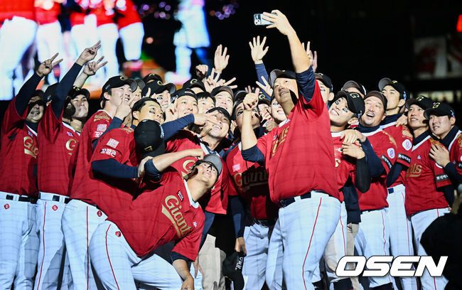 [OSEN=부산, 이석우 기자] 8일 부산 사직구장에서 롯데 자이언츠 이대호의 은퇴 및 영구결번식이 열렸다.롯데 자이언츠 이대호가 동료 선수들과 셀카를 찍고 있다. 2022.10.08 / foto0307@osen.co.kr