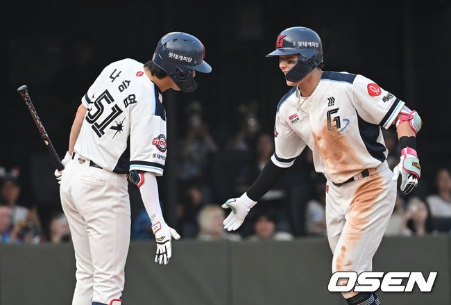 [OSEN=부산, 이석우 기자] 1일 부산 사직야구장에서 2025 신한 SOL 뱅크 KBO 리그 롯데 자이언츠와 SSG 랜더스의 경기가 열렸다. 홈팀 롯데는 이민석이, 방문팀 SSG는 앤더슨이 선발 출전했다.롯데 자이언츠 윤동희가 4회말 좌월 솔로 홈런을 치고 나승엽과 기쁨을 나누고 있다. 2025.06.01 / foto0307@osen.co.kr