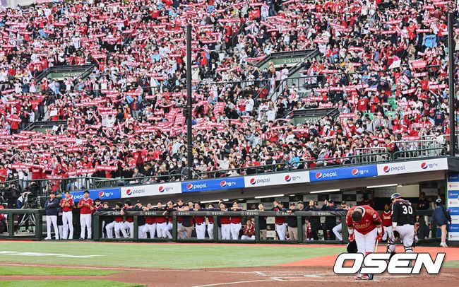 [OSEN=부산, 이석우 기자] 8일 부산 사직구장에서 ‘2022 신한은행 SOL KBO리그’ 롯데 자이언츠와 LG 트윈스의 경기가 열렸다. 롯데 자이언츠 이대호가 은퇴경기 첫 타석에서 팬들에게 인사를 하고 있다. 2022.10.08 / foto0307@osen.co.kr