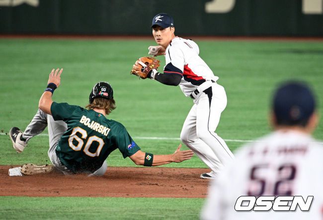 [OSEN=도쿄(일본), 손용호 기자]이강철감독이 이끄는 한국 월드베이스볼클래식(WBC) 대표팀이 9일 일본 도쿄돔에서 호주와 1라운드 B조 첫 경기를 가졌다.3회초 무사 1루에서 대표팀 김하성이 호주 알렉스 홀의 2루땅볼에 1루주자를 포스아웃시키고 있다. 2023.03.09 /spjj@osen.co.kr