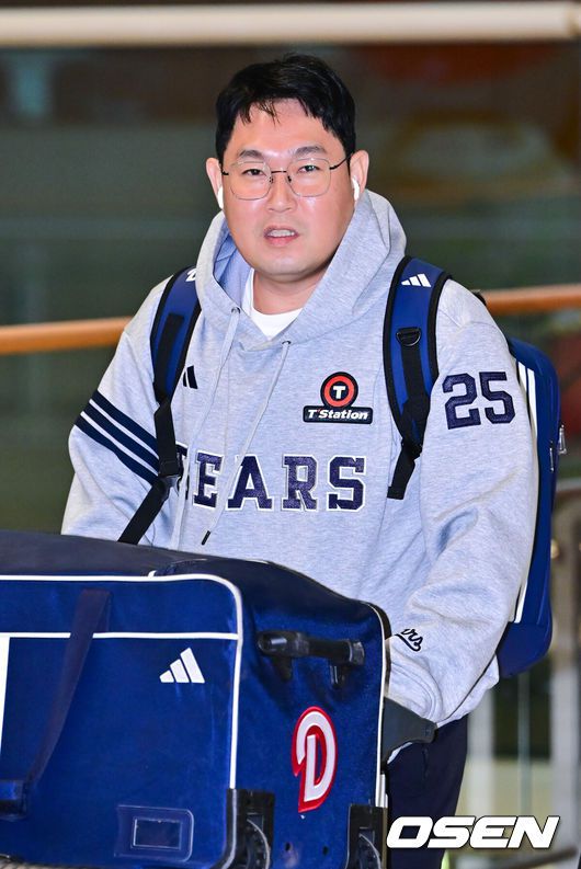[OSEN=인천공항, 박준형 기자] 2026시즌 스프링캠프 1차 훈련 나서는 두산 베어스 선발대가 18일 인천국제공항을 통해 호주 시드니로 출국했다.본진은 23일 시드니로 출국해 1차 캠프를 진행한 뒤, 일본 미야자키에서 2차 캠프를 이어간다.두산 양의지가 공항으로 들어서고 있다.  2026.01.18 / soul1014@osen.co.kr
