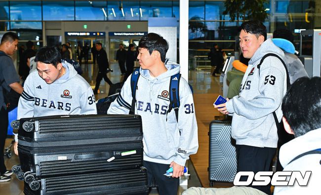 [OSEN=인천공항, 박준형 기자] 2026시즌 스프링캠프 1차 훈련 나서는 두산 베어스 선발대가 18일 인천국제공항을 통해 호주 시드니로 출국했다.선발대는 양의지 양석환 정수빈 김인태 김명신 최원준 이영하 이병헌이다. 본진은 23일 시드니로 출국해 1차 캠프를 진행한 뒤, 일본 미야자키에서 2차 캠프를 이어간다.두산 김인태와 정수빈, 양석환이 수속을 밟기 위해 카운터로 이동하고 있다.  2026.01.18 / soul1014@osen.co.kr